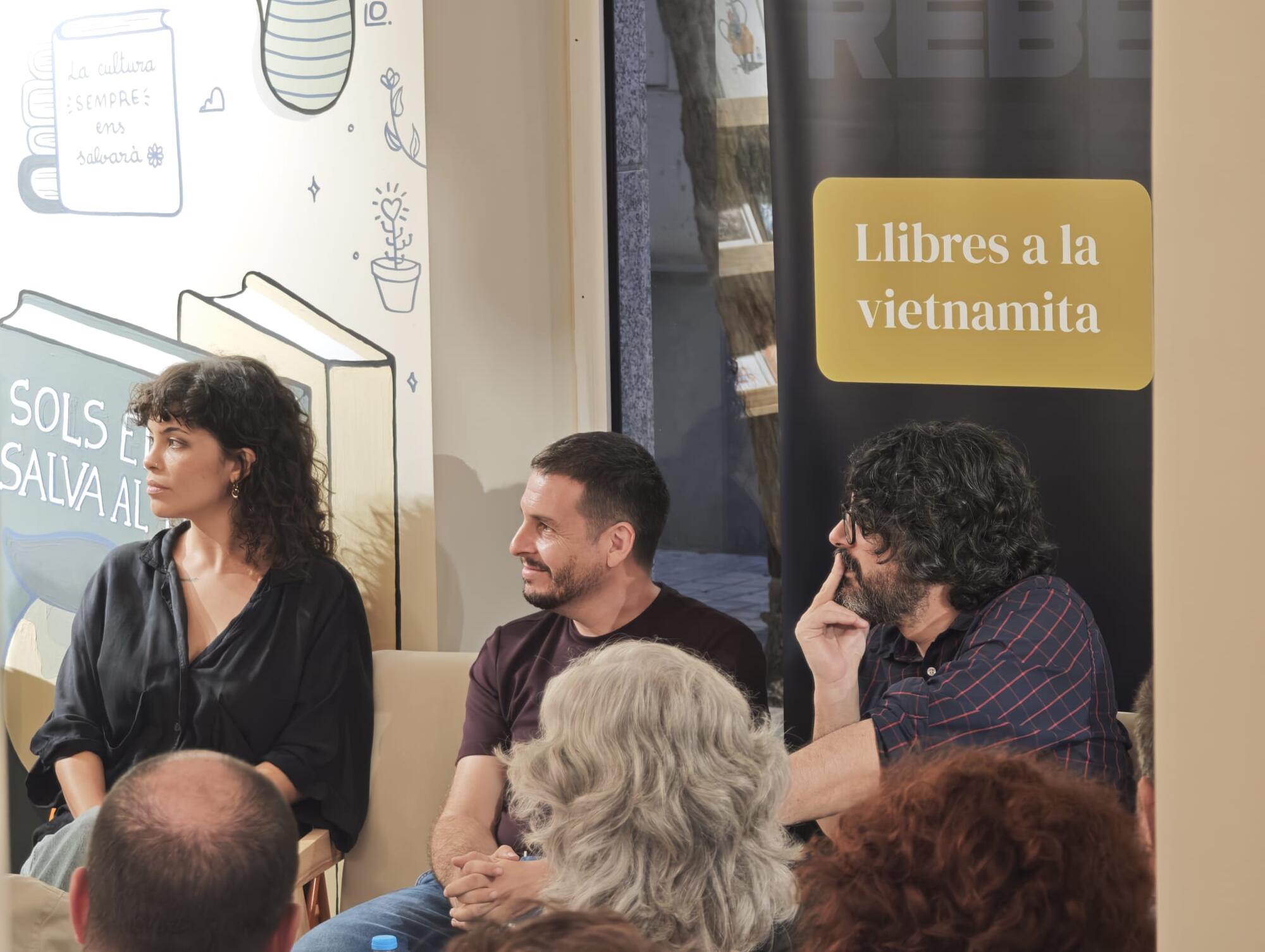 Rose Hurtado, Pau Alabajos i Ricard Chulià a la presentació del llibre 'Memòria del fang'
